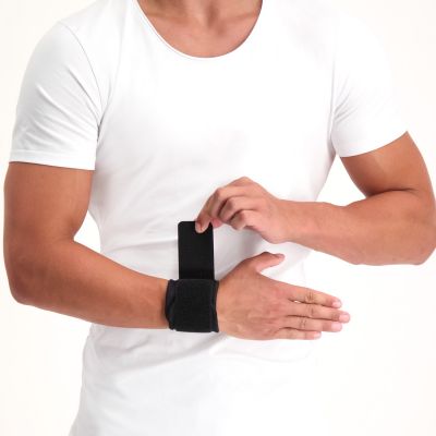 putting on the dunimed wrist wrap