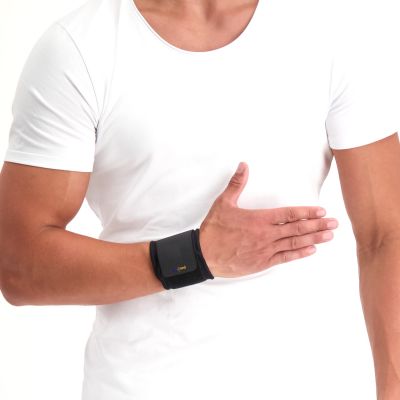 strapping the dunimed wrist wrap