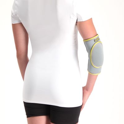 morsa elbow pad worn by model